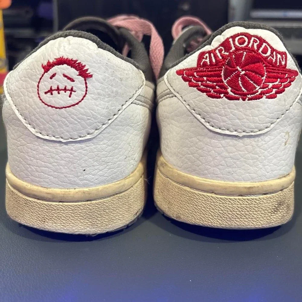 used size 8.5 Nike low travis shoes